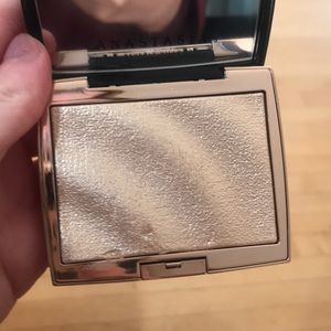 Anastasia Amrezy Highlighter